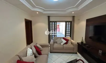 Casa residencial disponível para venda no bairro Santa Mônica em Uberlândia-MG.