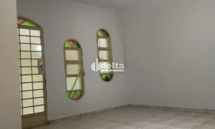 Casa residencial disponível para locação e venda no bairro Custódio Pereira em Uberlândia-MG.