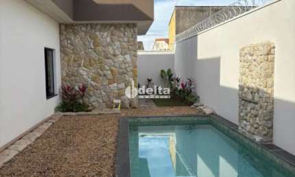 Casa residencial disponível para venda no bairro Cidade Jardim em Uberlândia-MG.