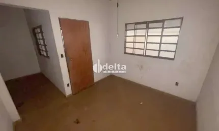 Casa residencial disponível para venda no bairro Saraiva em Uberlândia-MG.