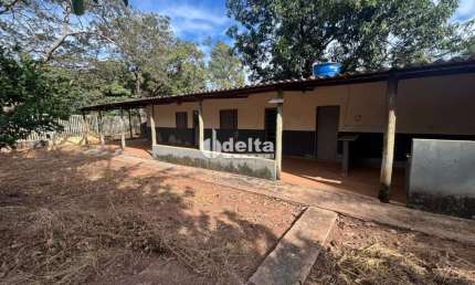 Chacara disponível para venda no bairro Chácaras Oliveira  em Uberlândia-MG