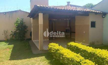 Casa em condomínio disponível para venda no bairro Minas Gerais em Uberlândia-MG