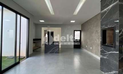 Casa residencial disponível para venda no bairro Alto Umuarama em Uberlândia-MG