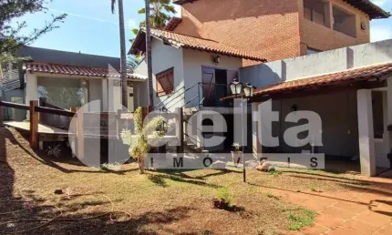 Casa residencial/comercial disponível para locação e venda no bairro Tabajaras em Uberlândia-MG