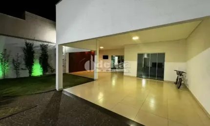 Casa residencial disponível para venda no bairro Bosque dos Buritis em Uberlândia-MG
