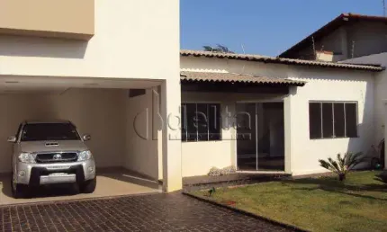 Casa residencial  disponível para venda no bairro Santa Mônica em Uberlândia-MG