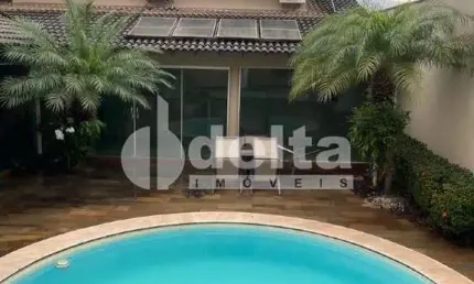 Casa residencial e comercial disponível para venda no bairro Morada da Colina em Uberlândia-MG.