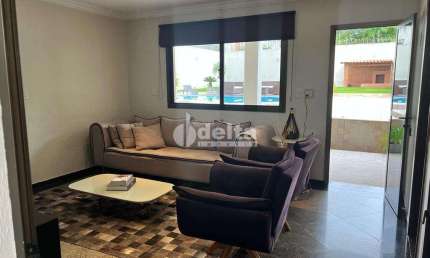 Casa residencial disponível para venda no bairro Cidade Jardim em Uberlândia-MG