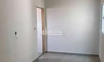 Casa residencial disponível para venda no bairro Jardim Holanda em Uberlândia-MG