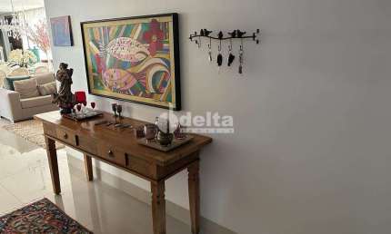 Casa em condomínio disponível para venda no bairro Nova Uberlândia em Uberlândia-MG