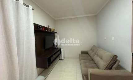 Casa residencial disponível para locação e venda no bairro Jardim Ipanema em Uberlândia-MG