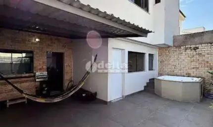 Casa residencial disponível para venda no bairro Cidade Jardim em Uberlândia-MG