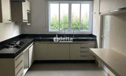 Casa no condomínio Golden Village para venda em Uberlândia-MG
