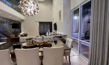 Casa no condomínio Jardim Versailles disponível para venda em Uberlândia-MG