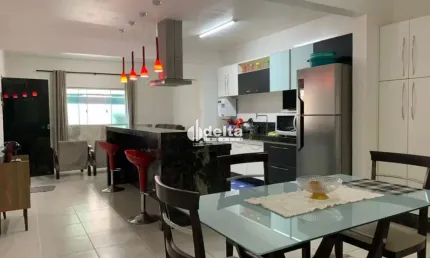 Casa residencial disponível para locação e venda no bairro Santa Mônica em Uberlândia-MG.