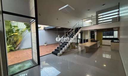 Casa disponível para locação no bairro Alto Umuarama em Uberlândia-MG