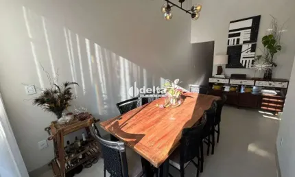 Casa disponível para venda e locação no bairro Novo Mundo em Uberlândia MG