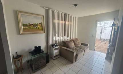 Casa residencial disponível para venda no bairro Jardim Holanda em Uberlândia-MG.