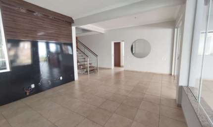 Casa no condomínio Bosque Karaíba disponível para locação e venda em Uberlândia-MG.
