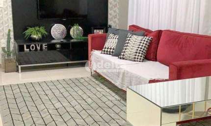 Casa disponível para venda no bairro Alto Umuarama em Uberlândia-MG