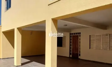 Casa disponível para venda no bairro Segismundo Pereira em Uberlândia-MG