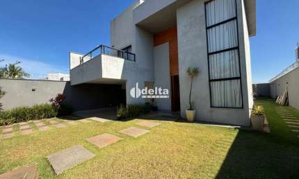 Casa residencial disponível para locação e venda no bairro Morada da Colina em Uberlândia-MG.