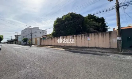 Área disponível para venda no bairro Santa Mônica em Uberlândia MG