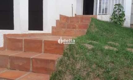 Casa disponível para locação e venda no bairro Vigilato Pereira em Uberlândia-MG