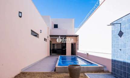 Casa residencial disponível para venda no bairro Vigilato Pereira em Uberlândia-MG.