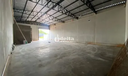 Galpão disponível para locação e venda no bairro Segismundo Pereira em Uberlândia-MG