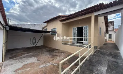 Casa residencial disponível para venda no bairro Laranjeiras em Uberlândia-MG.
