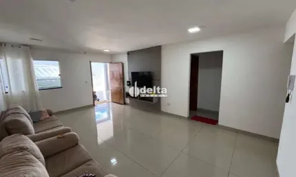 Casa residencial disponível para venda no bairro Segismundo Pereira em Uberlândia-MG.