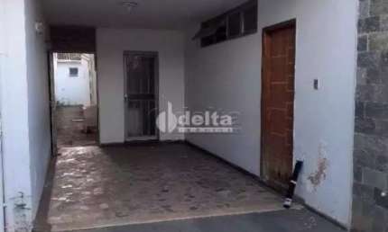 Casa residencial disponível para venda no bairro Bom Jesus em Uberlândia-MG