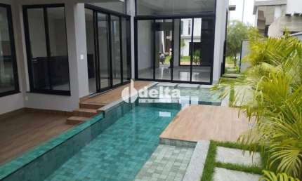 Casa no condomínio Alphaville I disponível para locação e venda em Uberlândia-MG