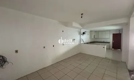 Sobrado residencial disponível para venda no bairro Morada da Colina em Uberlândia-MG