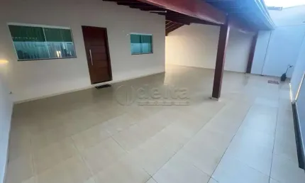 Casa disponível para venda no bairro Jardim Patrícia em Uberlândia-MG.