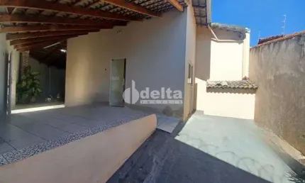 Casa disponível para venda no bairro Santa Rosa em Uberlândia-MG.
