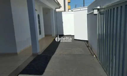 Casa disponível para venda no bairro Santa Mônica em Uberlândia MG