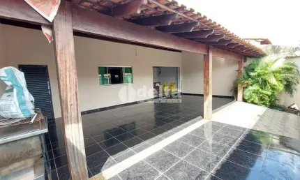 Casa disponível para  venda no bairro Granada em Uberlândia-MG
