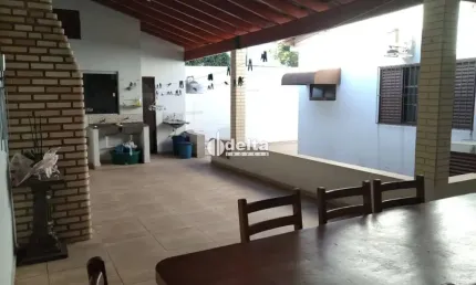 Casa residencial disponível para venda no bairro Roosevelt em Uberlândia-MG.