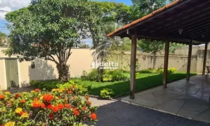 Casa disponível para venda no bairro Cidade Jardim em Uberlândia-MG