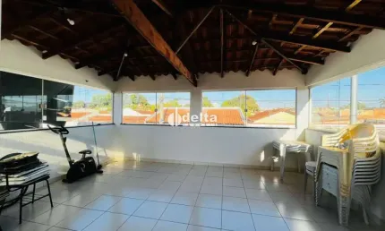 Casa disponível para venda no bairro São Jorge em Uberlândia-MG