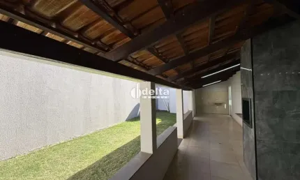 Casa residencial disponível para locação no bairro alto umuarama em uberlândia-mg.
