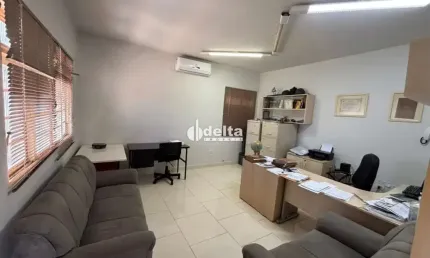 Casa comercial disponível para venda no bairro granada em uberlândia-mg