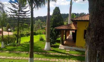 Linda chácara de 5.180 m² de terreno e 541 m² de construção em Condomínio com lagos e muito verde!