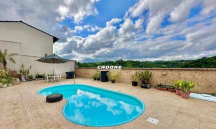 Casa com terreno espaçoso e piscina e em uma ótima localização!!