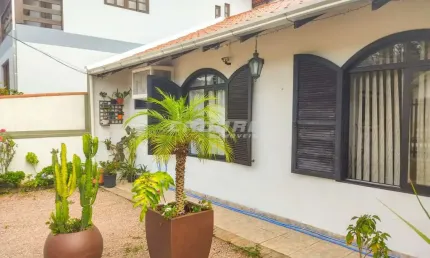 Casa dos seus sonhos: terreno plano com pátio frontal e quintal nos fundos i cadore imóveis