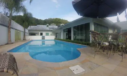 Ampla terreno com casa e área de festas com piscina