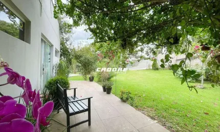 Excelente casa de aproximadamente 276 m² no bairro Água Verde