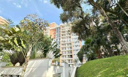 Excelente apartamento com ampla área de lazer que inclui piscina e muito contato com a natureza.